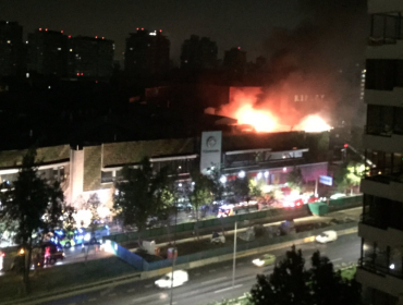 Incendio en el tercer piso del mall Parque Arauco destruyó nueve locales comerciales