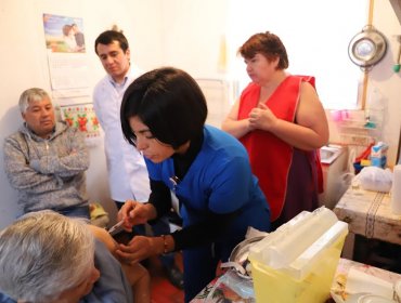 Autoridades de Salud visitaron a personas con dependencia mayor en Reñaca Alto para vacunarlos contra la influenza