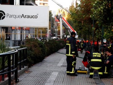Bomberos dio por superado incendio en mall Parque Arauco: evacuaron a 400 personas y 50 animales