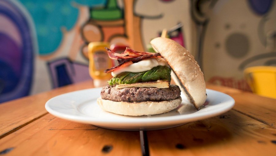 Avestruz, guanaco, ciervo y más: Restaurante viñamarino ofrece hamburguesas con carnes de caza de lujo
