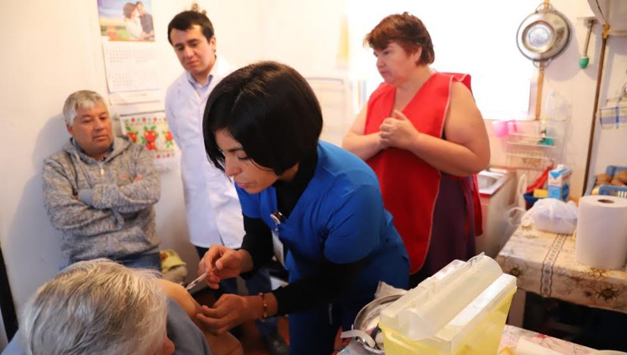 Autoridades de Salud visitaron a personas con dependencia mayor en Reñaca Alto para vacunarlos contra la influenza