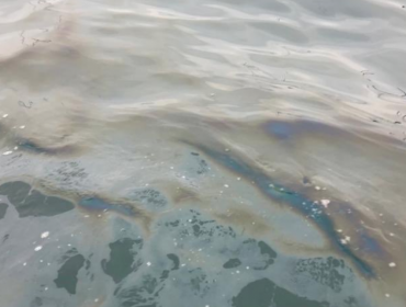 Pescadores enfrentados con la Capitanía de Puerto por mancha oleosa en la bahía de Quintero