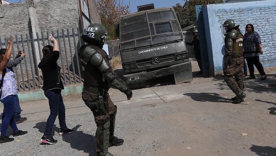 Carabineros desalojaron a estudiantes que se tomaron un liceo en La Pintana exigiendo mejoras