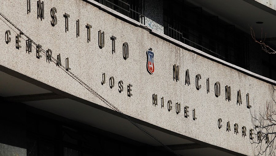 Presentan recurso de protección por niña que quiere estudiar en el Instituto Nacional