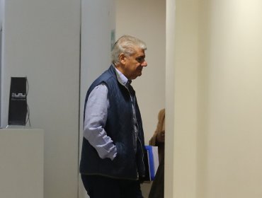 Con manifestaciones recibieron en clases de ética a Carlos Alberto Délano y Carlos Eugenio Lavín