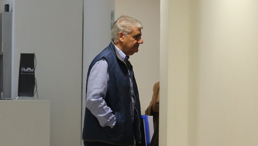 Con manifestaciones recibieron en clases de ética a Carlos Alberto Délano y Carlos Eugenio Lavín