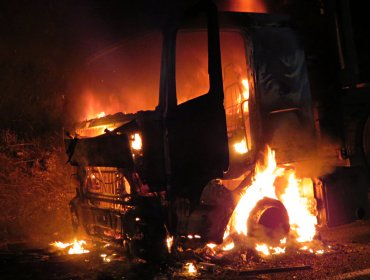 Encapuchados queman dos máquinas agrícolas en fundo de Collipulli