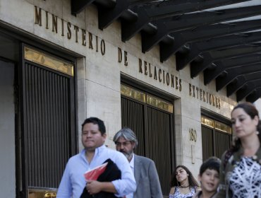 Autoridades se reúnen con madre de chilena muerta en Hawaii para su repatriación