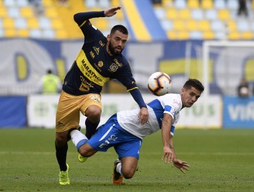 Universidad Católica derrotó a Everton en Viña y alcanza el liderato