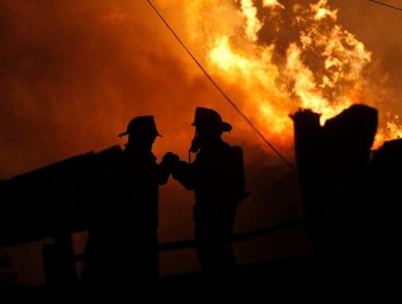 Violento incendio consumió al menos 10 viviendas en campamento de Puente Alto