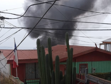 Vivienda resultó completamente destruida por un incendio en la parte alta de Valparaíso