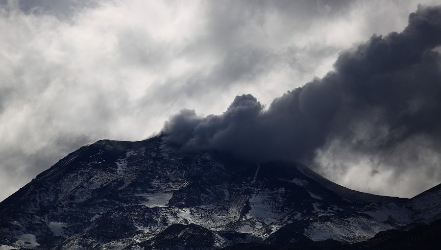 Sismo en el cráter principal del complejo volcánico Nevados de Chillán provocó fuerte explosión