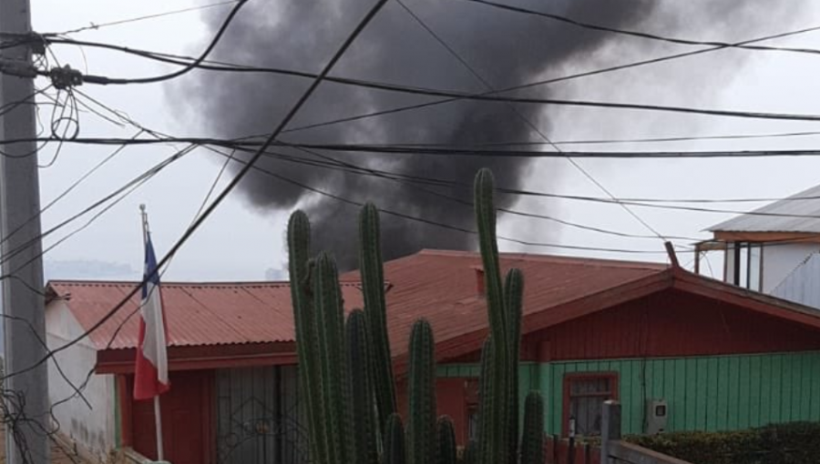 Vivienda resultó completamente destruida por un incendio en la parte alta de Valparaíso