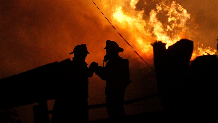 Violento incendio consumió al menos 10 viviendas en campamento de Puente Alto