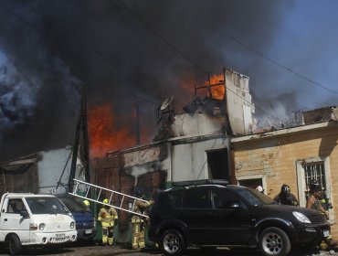 Incendio en sector histórico de Iquique destruyó ocho locales comerciales