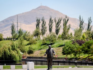 Ministro Monckeberg afirmó que estatua de Renato Poblete será fundida y reutilizada