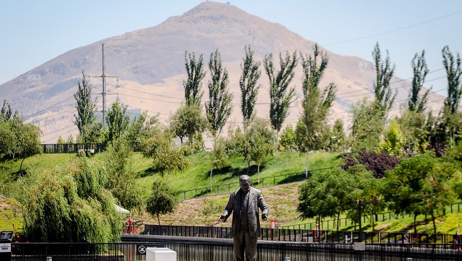 Ministro Monckeberg afirmó que estatua de Renato Poblete será fundida y reutilizada