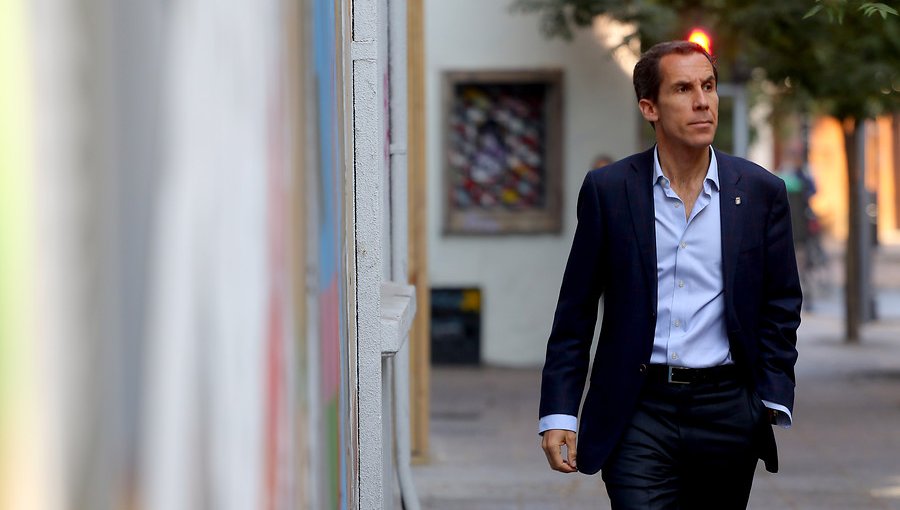 Alcalde de Santiago denunció ataque de vendedores ambulantes a la Municipalidad