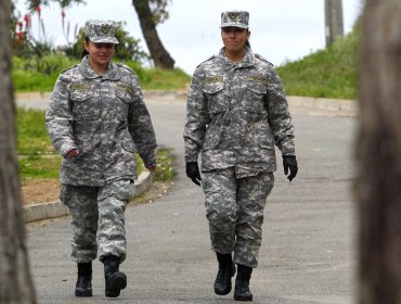 Valparaíso: 24 mujeres que querían hacer el servicio militar debieron devolverse a sus casas por "falta de cupos"