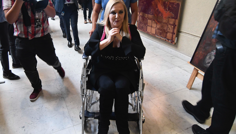 Pamela Jiles sufrió grave caída en el Congreso y terminó con fractura de tibia y peroné