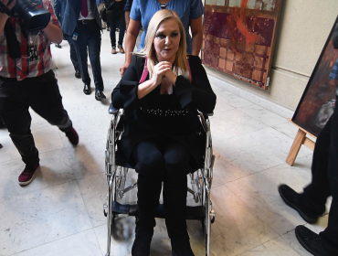 Pamela Jiles sufrió grave caída en el Congreso y terminó con fractura de tibia y peroné