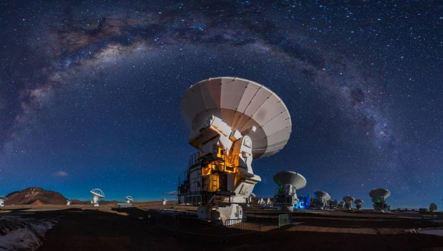 Ministro de Ciencia valoró aporte del observatorio ALMA en primera imagen de un agujero negro