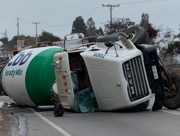 Dos lesionados dejó colisión frontal entre camión betonero y vehículo menor en ruta Concón-Quillota