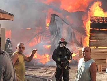 Incendio destruyó dos fábricas de muebles y una bodega de plásticos en La Granja