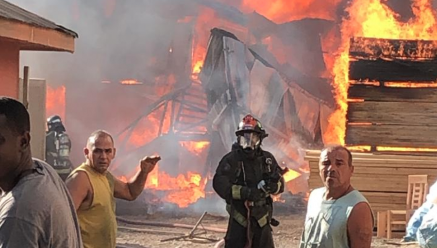 Incendio destruyó dos fábricas de muebles y una bodega de plásticos en La Granja