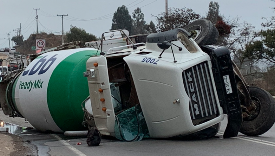 Dos lesionados dejó colisión frontal entre camión betonero y vehículo menor en ruta Concón-Quillota