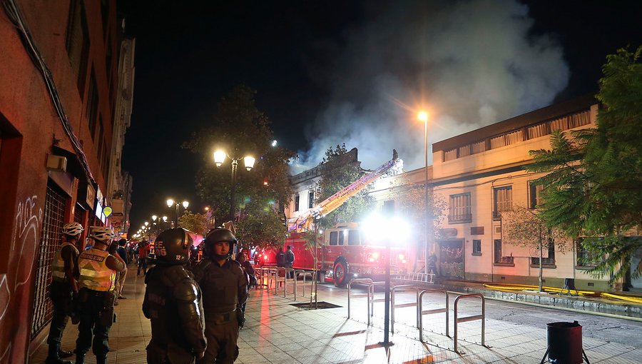 Incendio consumió edificio abandonado en Barrio Universitario en Santiago