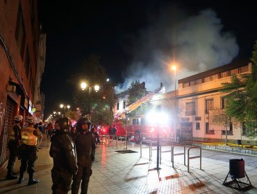 Incendio consumió edificio abandonado en Barrio Universitario en Santiago