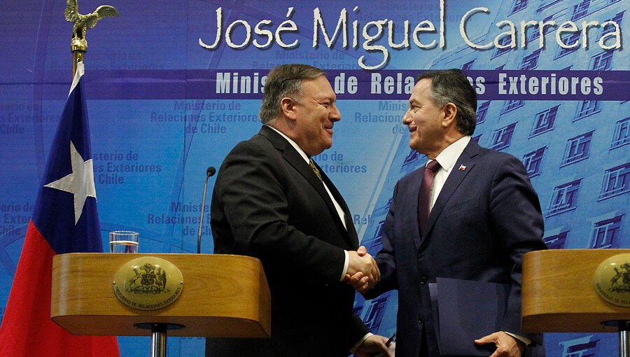 Ministro Ampuero destacó rol de Chile en crisis venezolana tras cita con Mike Pompeo