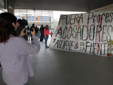 Alumnas se tomaron facultad de la U. de Chile en protesta a supuesto acoso de dos docentes