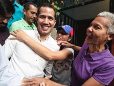 Juan Guaidó repartió ayuda humanitaria en barrio de Caracas considerado "bastión del chavismo"