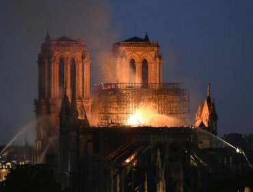 Vaticano recibió incendio en la catedral de Notre Dame con "incredulidad y tristeza"