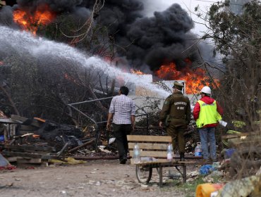 Suspenden las clases en Lampa y Colina por incendio en acopio de basura