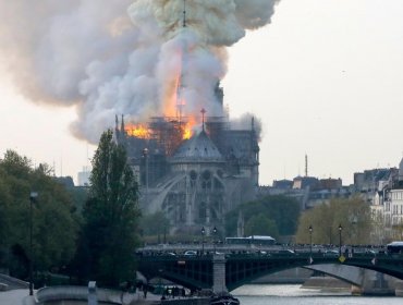 Ministra de las Culturas calificó como "una tragedia para el patrimonio" el incendio en catedral de Notre Dame