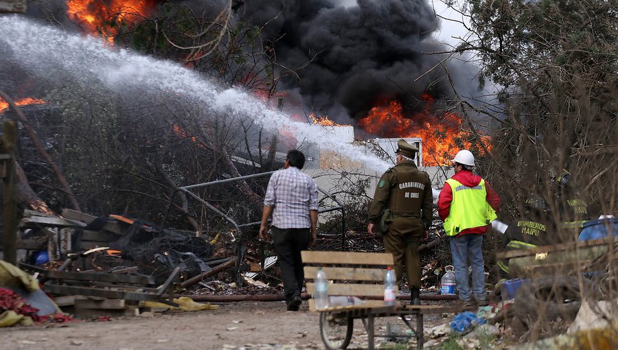 Suspenden las clases en Lampa y Colina por incendio en acopio de basura