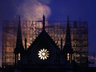 Incendio arrasó con la emblemática catedral de Notre Dame: su aguja se derrumbó