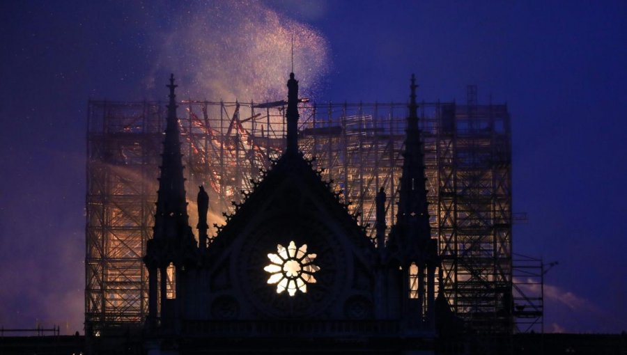 Incendio arrasó con la emblemática catedral de Notre Dame: su aguja se derrumbó