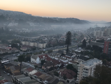 Nube de humo por incendio de basura se mantiene en el ambiente de Viña del Mar