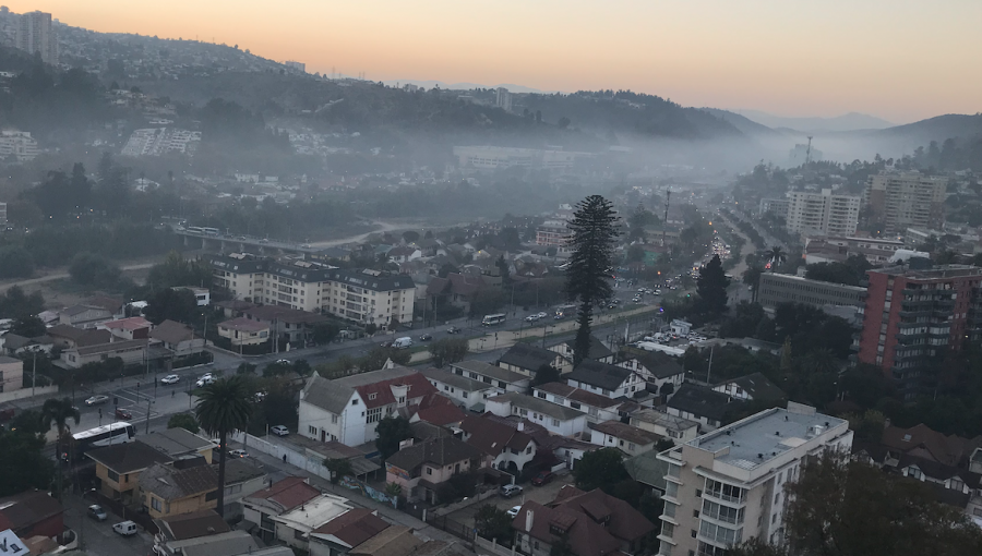 Nube de humo por incendio de basura se mantiene en el ambiente de Viña del Mar