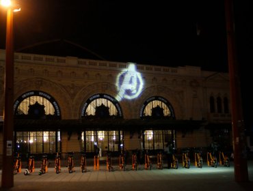 El logo de «Avengers» fue proyectado en el frontis de la Estación Mapocho