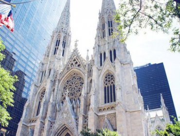 Policía detuvo a hombre que entró con gasolina y líquido acelerante a catedral de Nueva York