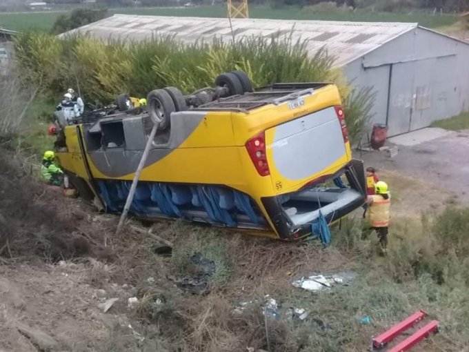Volcamiento de bus escolar dejó a 31 personas lesionadas en ruta de ...
