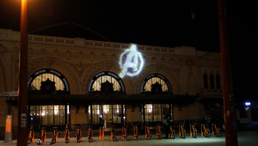 El logo de «Avengers» fue proyectado en el frontis de la Estación Mapocho