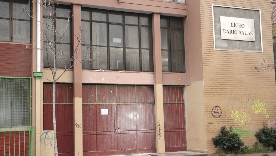 Seis encapuchados rociaron con bencina a profesora amenazándola con quemarla