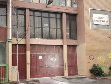 Seis encapuchados rociaron con bencina a profesora amenazándola con quemarla