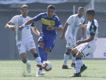 Un golazo de mitad de cancha le quitó el invicto a Wanderers en Primera B